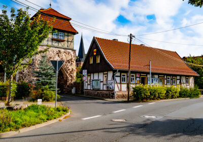 Foto der Tourismus-Information Harztor in Neustadt/Harz, daneben das alte Stadttor, ein Teil des historischen Harztor
