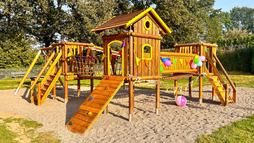 Holzspielgeräte, mit Luftballons geschmückt