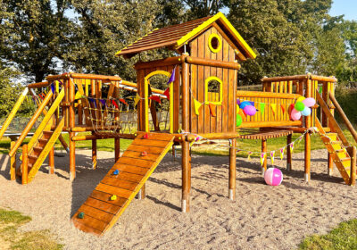 Holzspielgeräte, mit Luftballons geschmückt