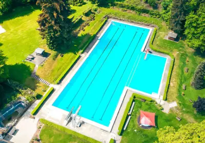 Luftbild vom Schwimmbecken und Gelände vom Waldbad Ilfeld