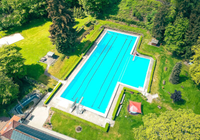 Luftbild vom Schwimmbecken und Gelände vom Waldbad Ilfeld