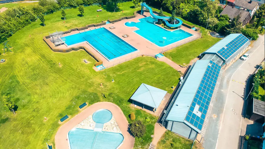 Luftbild vom Schwimmbecken und Gelände vom Freibad Niedersachswerfen
