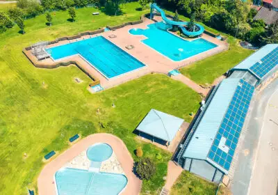 Luftbild vom Schwimmbecken und Gelände vom Freibad Niedersachswerfen