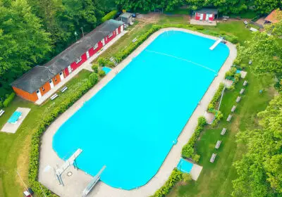 Luftbild vom Schwimmbecken und Gelände vom Waldbad Neustadt