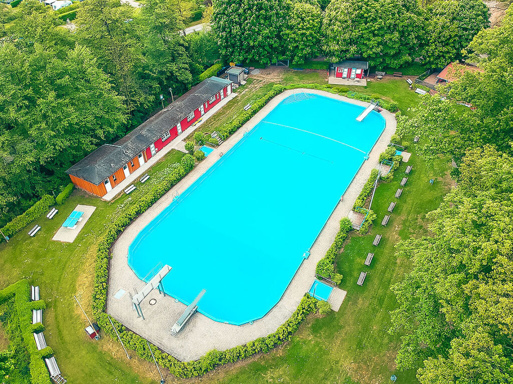 Luftbild vom Schwimmbecken und Gelände vom Freibad Niedersachswerfen