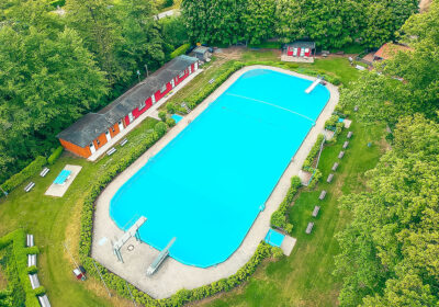 Luftbild vom Schwimmbecken und Gelände vom Freibad Niedersachswerfen