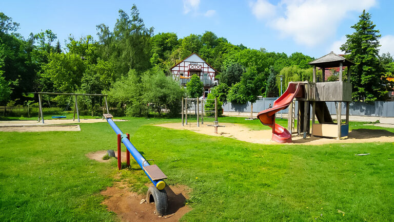 Spielgerät und Wippe auf dem Rasen in einem Park