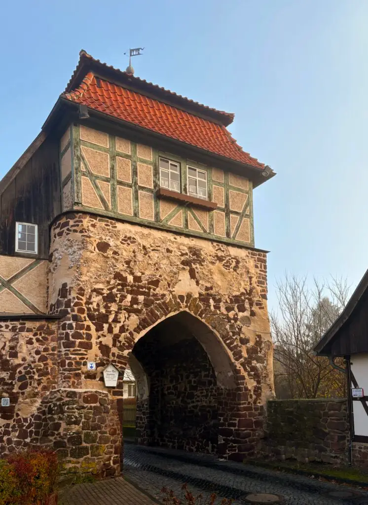 Historischer Turm mit Fachwerkarchitektur, historisches Harztor ganz nah