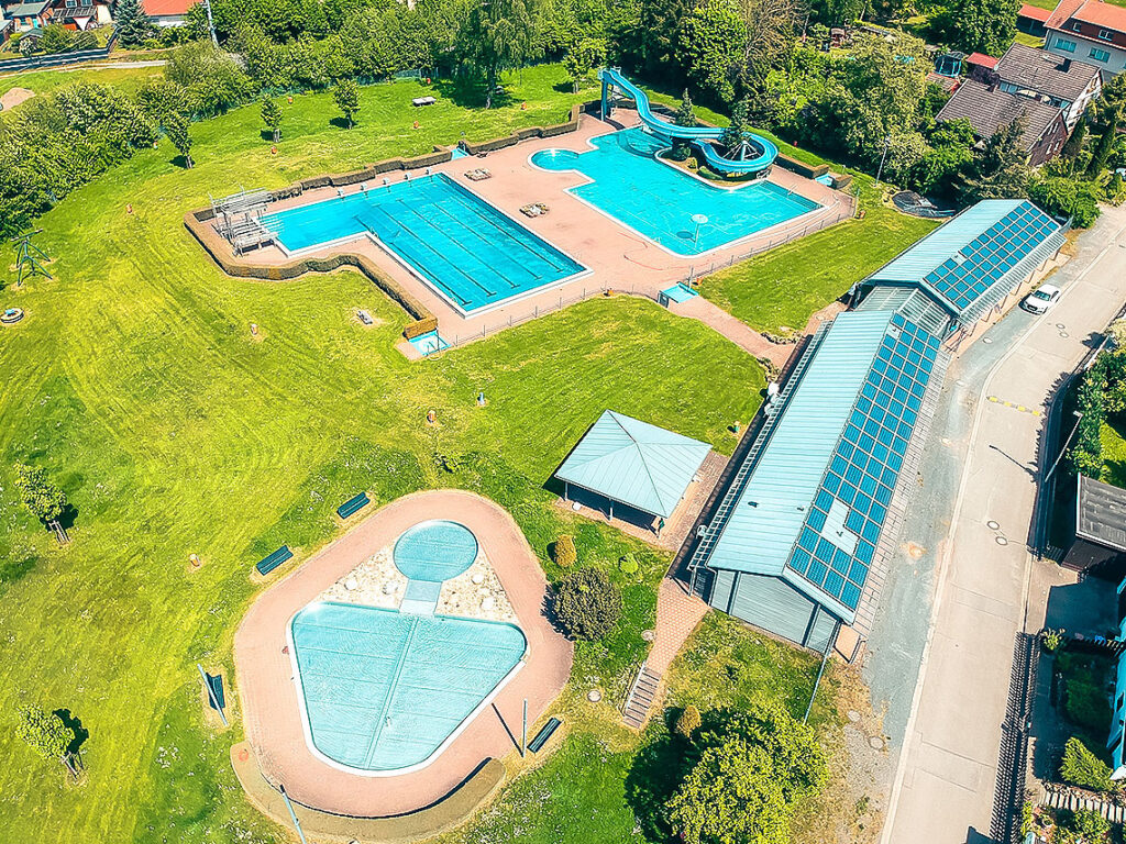 Luftbild vom Schwimmbecken und Gelände vom Freibad Niedersachswerfen