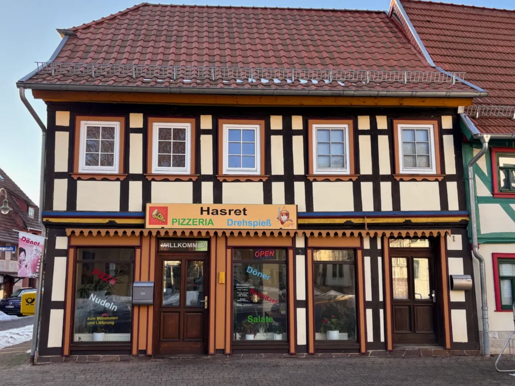 Außenansicht von Pizzeria und Drehspießspieß-Imbiss Hasret in Neustadt.