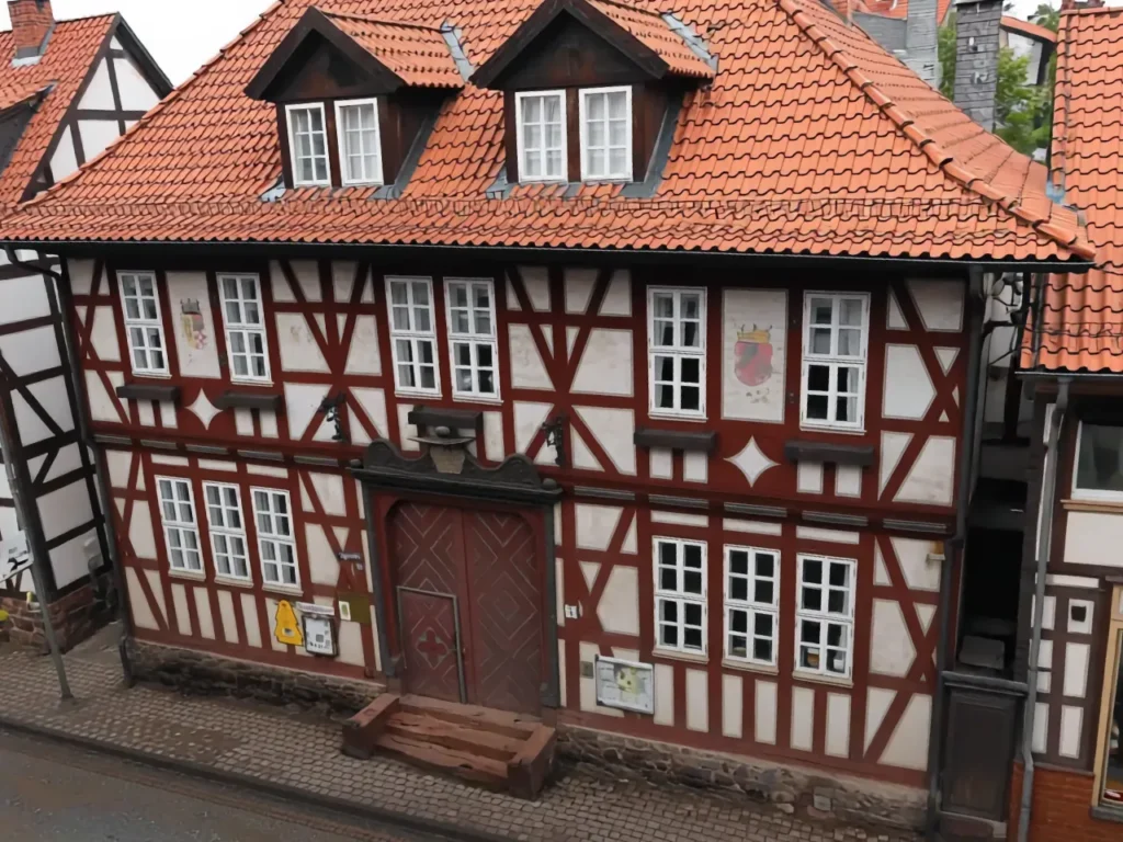 Leicht erhöhte Sicht auf das Heimatmuseum in Ilfeld, Fachwerkhaus mit auffälligen Verzierungen, Dachfenster