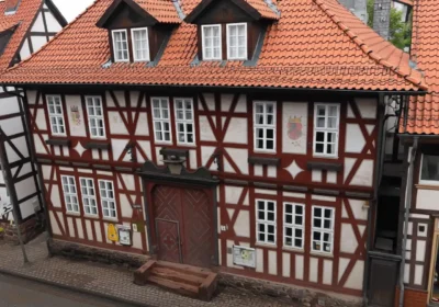 Leicht erhöhte Sicht auf das Heimatmuseum in Ilfeld, Fachwerkhaus mit auffälligen Verzierungen, Dachfenster