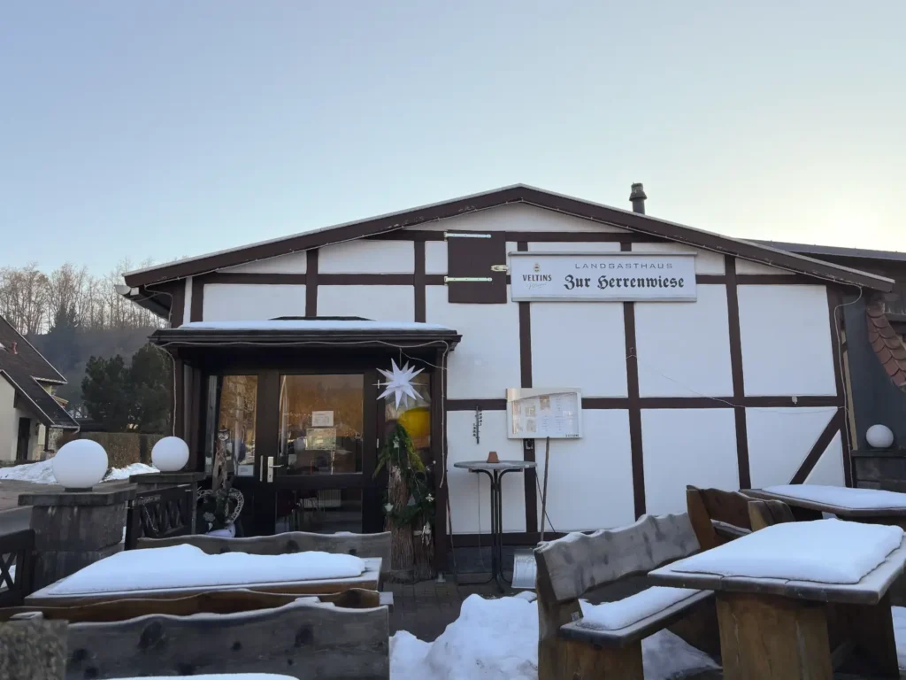 Ansicht des Restaurants Herrenwiese im Winter mit Schnee.