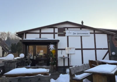 Ansicht des Restaurants Herrenwiese im Winter mit Schnee.