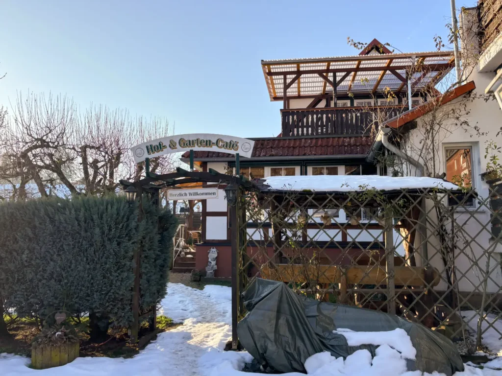 Eingang zum Gartencafé, aufgenommen im Winter mit Schnee.