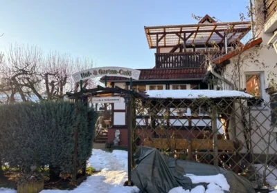 Eingang zum Gartencafé, aufgenommen im Winter mit Schnee.