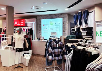 Mode Koch in der Marktpassage Nordhausen: Hell erleuchteter Laden mit Cecil- und Street-One-Schild, Sale-Bereich, Jeans-Wand und Schaufensterpuppe im „COZY“-Sweatshirt.